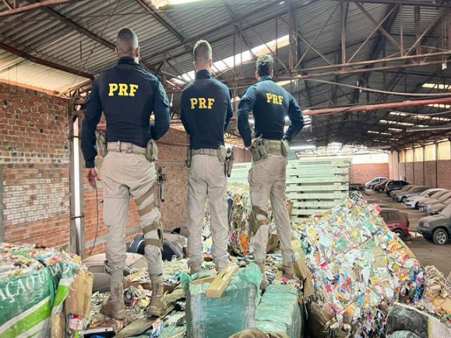 Caminho com lmpada queimada escondia mais de 2 toneladas de maconha no Paran