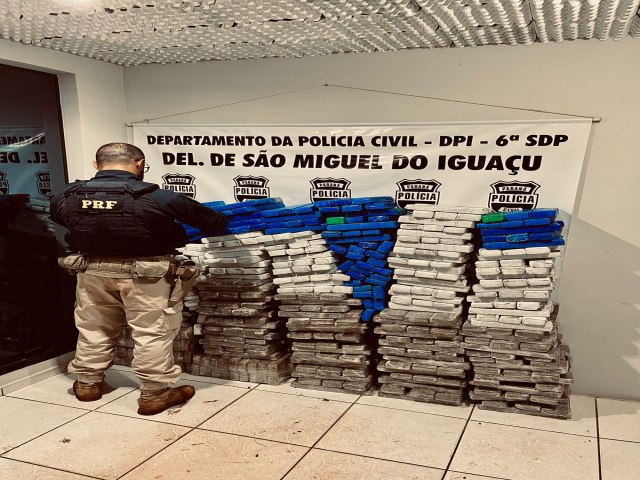 Em Santa Terezinha de Itaipu, PRF intercepta carga de 460 quilos de maconha que era transportada em carro roubado