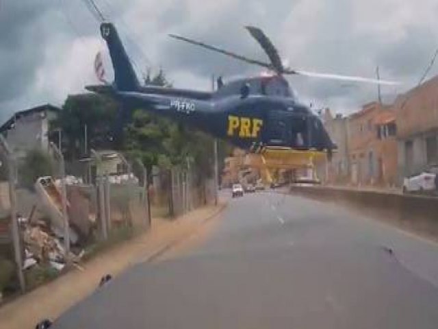 Vdeo: helicptero da PRF quase atinge carros durante pouso forado em BH