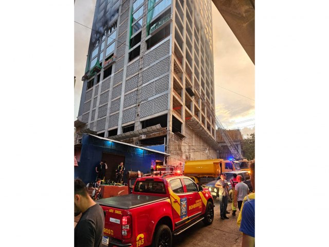 Bombeiros de Foz ajudam a combater incndio de grandes propores em Ciudad del Este ,Paraguai