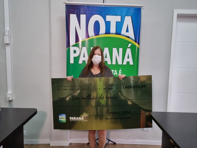 Servente de Paranagu recebe cheque de R$ 1 milho do Nota Paran e quase passa mal ao saber da noticia