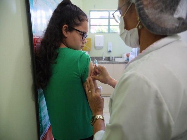 Primeiro dia de vacinao contra dengue movimenta unidades de sade