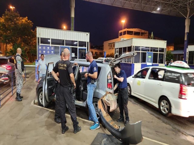  Suposto policial paraguaio  preso na Ponte da Amizade com celulares escondidos em fundo falso
