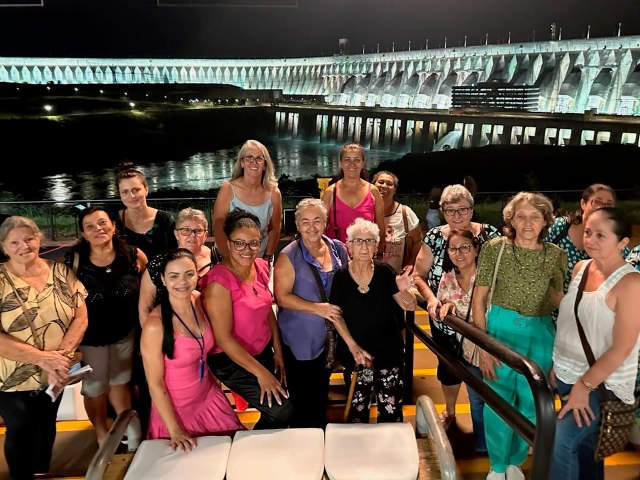 300 mulheres dos Clubes de Mes fazem passeio noturno na Itaipu