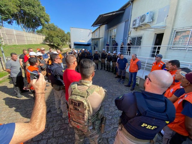 Bombeiros e Defesa Civil escoltam quase 200 toneladas de suprimentos para as vtimas das enchentes no RS