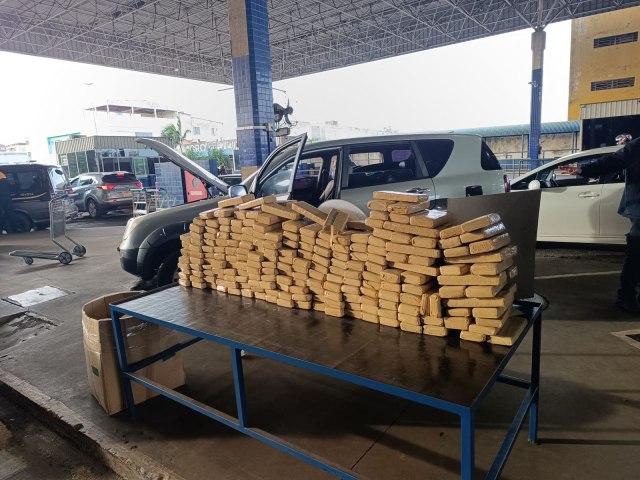  Apreendidos150 kg de maconha em 215 tabletes na Ponte Internacional da Amizade