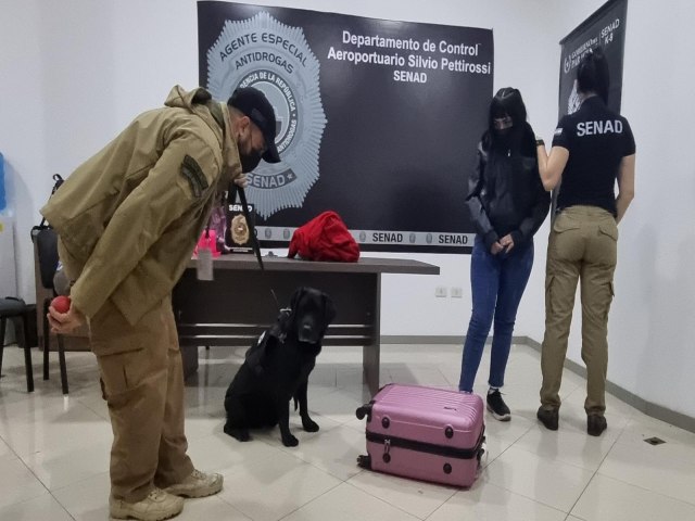 Jovem   presa com quase  4 kg cocana no Aeroporto Silvio Pettirossi no Paraguai