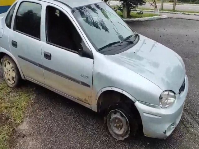 Presa mulher bbada que dirigia carro com uma das rodas 