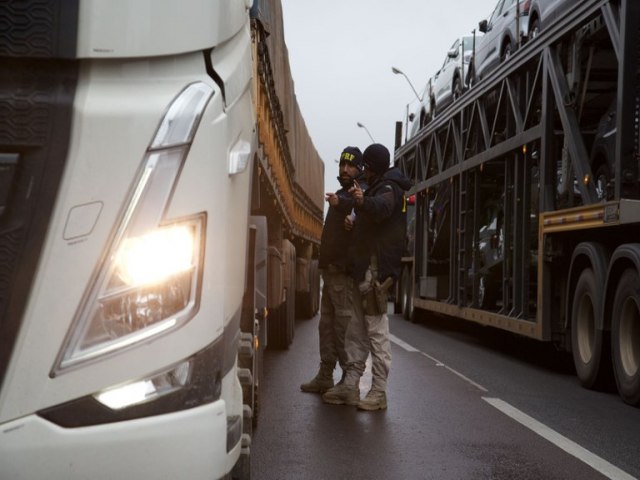 Em um dia, PRF flagra mais de 100 toneladas de excesso de peso em caminhes durante operao