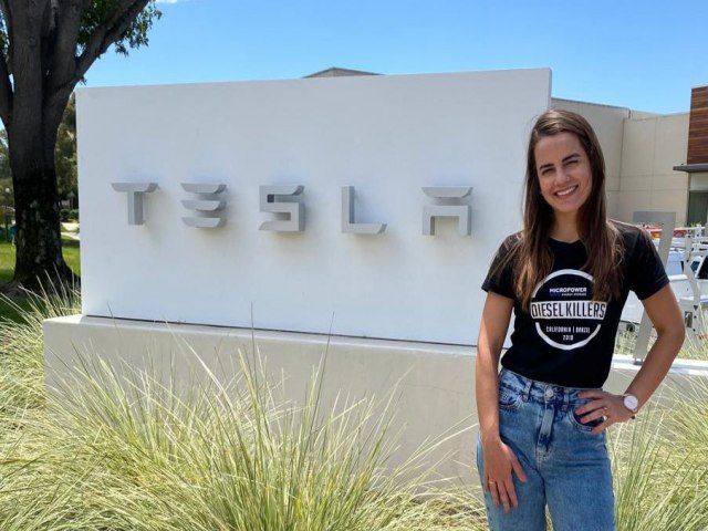 Primeira Mulher Brasileira Certificada pela Tesla  Ex-Aluna da Unioeste