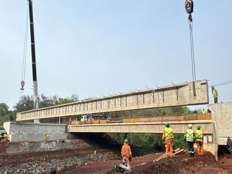 Ateno! Interdio da BR-469,  em Foz do Iguau,  modificada para operao pare-e-siga