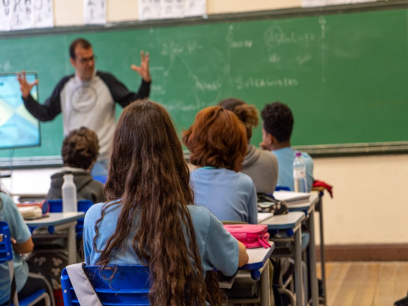 Celular nas escolas: Secretaria da Educao estabelece novos critrios para uso