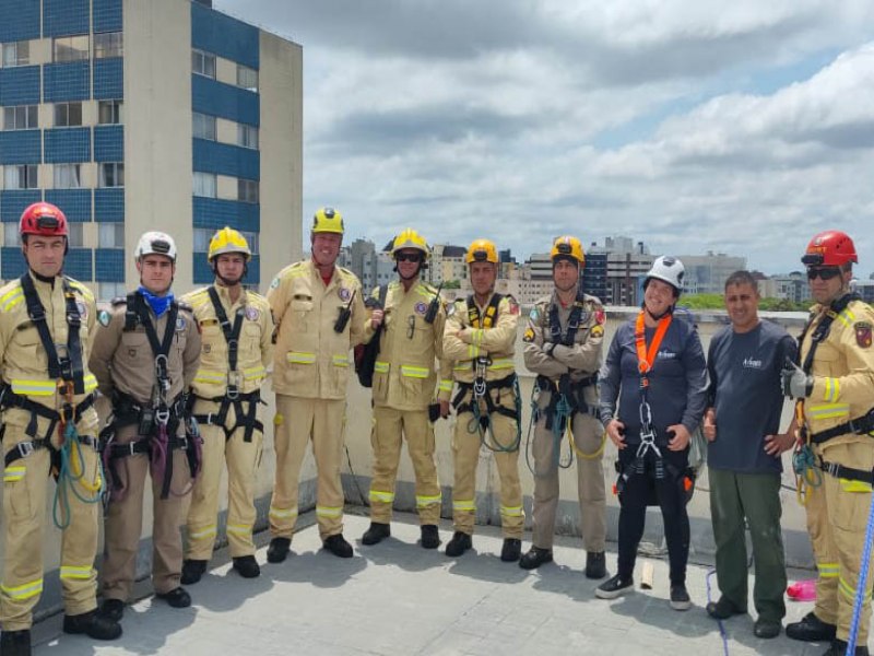 Bombeiros resgatam mulher que ficou pendurada em 9 andar de prdio em Curitiba