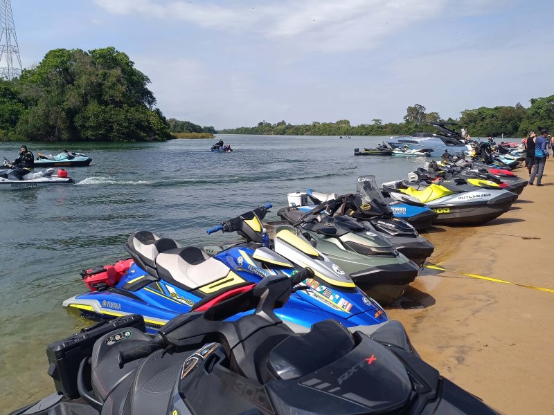 Jetskis descem o Rio Paran com destino  Internacional Boat Show de Foz do Iguau