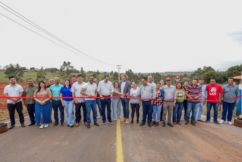 Itaipu inaugura pavimenta��o de estrada rural em Mariluz (PR)