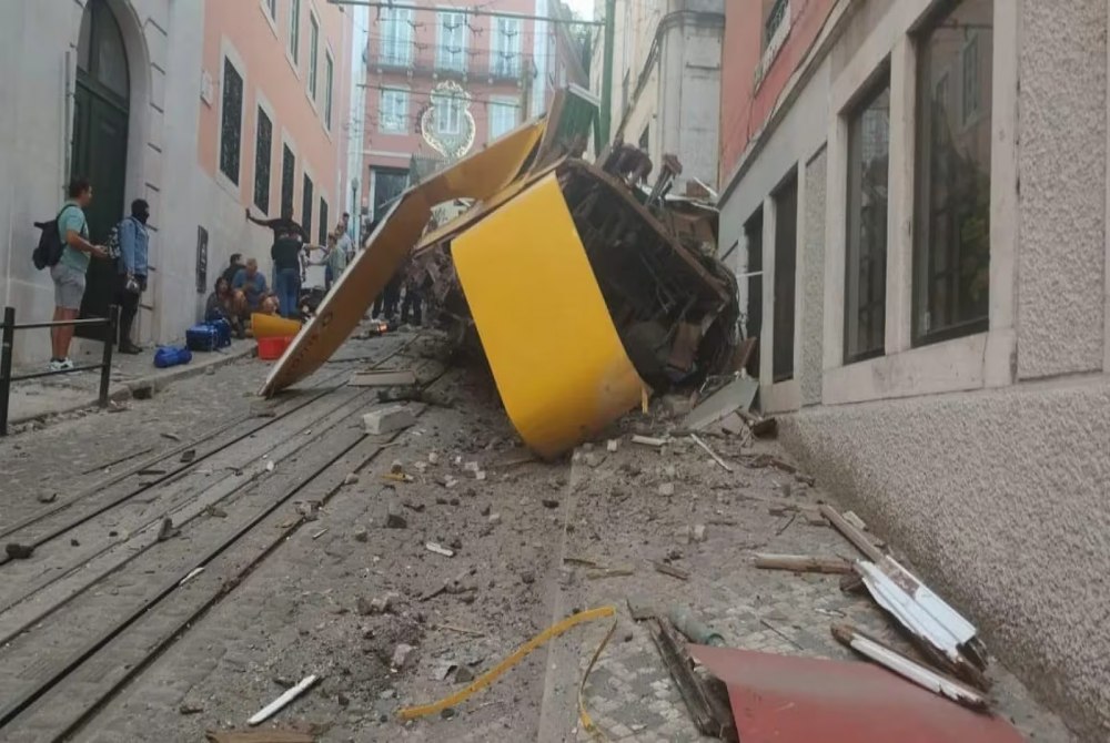 Bondinho do Elevador da Gl�ria sofre tr�gico acidente em Lisboa e deixa ao menos 15 mortos