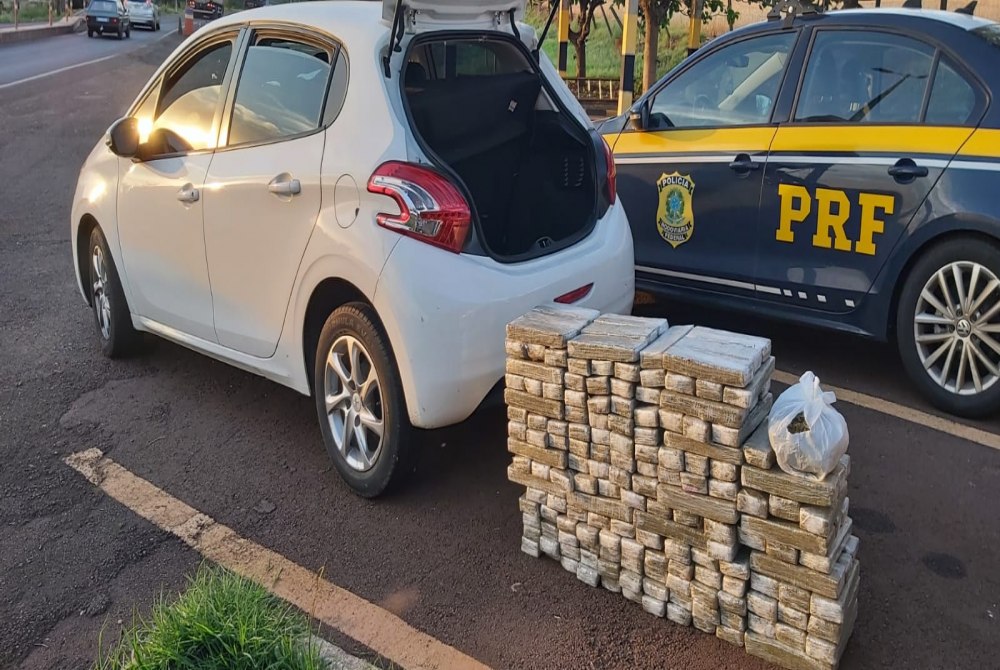 Duas mulheres são presas ao tentar levar 122 kg de maconha de Foz a Curitiba Duas mulheres são presas ao tentar levar 122 kg de maconha de Foz a Curitiba