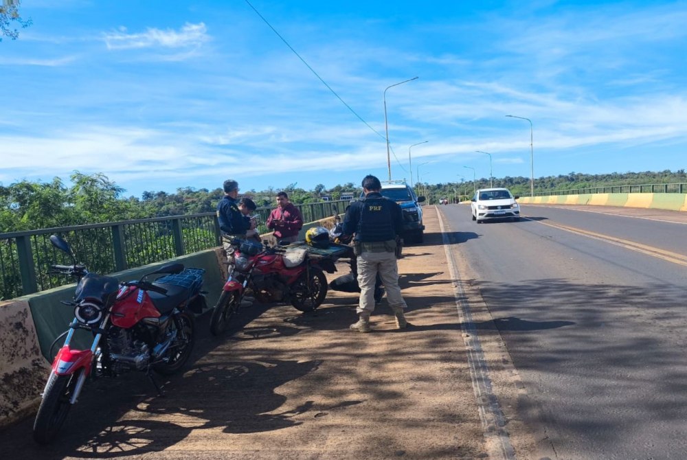 Motociclistas irregulares s�o flagrados na Ponte Tancredo Neves; 11 motos recolhidas