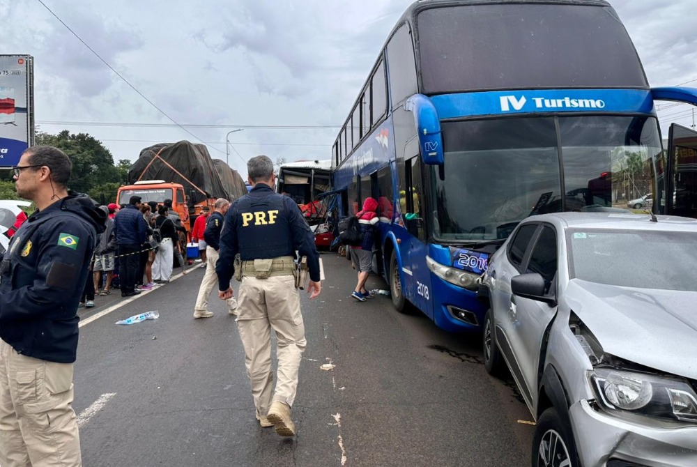 Engavetamento com cinco ve�culos deixa dois feridos na BR-277 em Foz do Igua�u