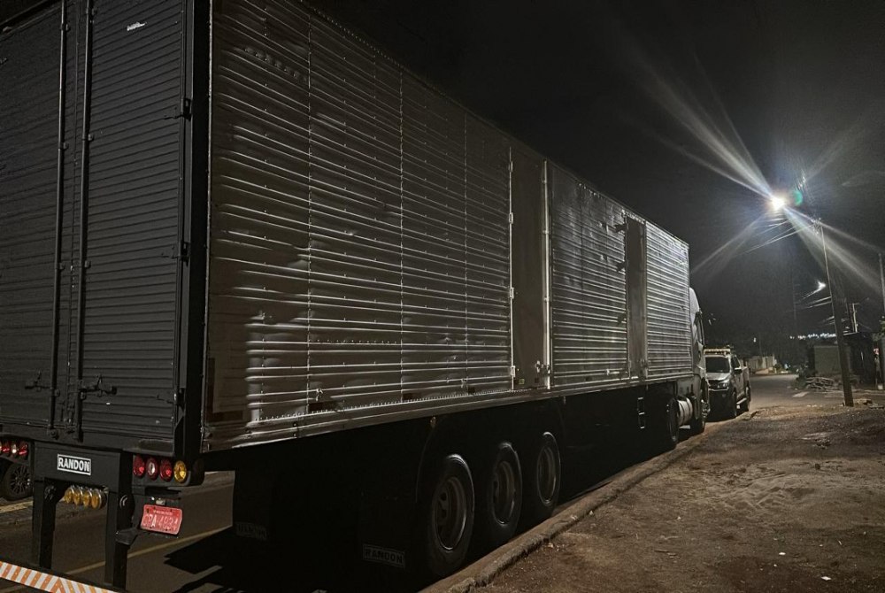 Apreendida carreta com cerca de 700 gal�es de azeite argentino em Foz