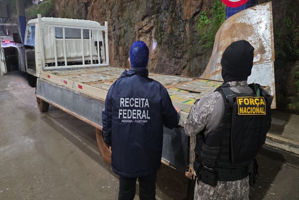 Motorista foge para o Paraguai ap�s caminh�o com maconha ser interceptado na Aduana