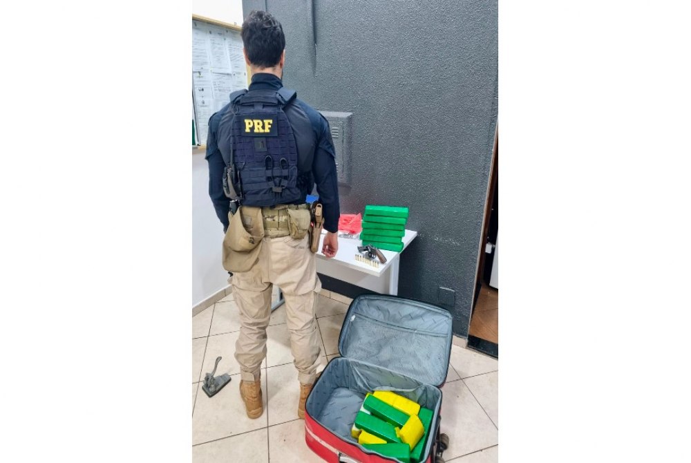 Nervosismo denuncia passageiro com 14 quilos de maconha e arma em �nibus