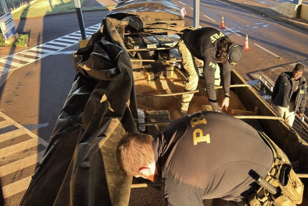 Carreta carregada de soja transportava mais de 2 toneladas de entorpecentes