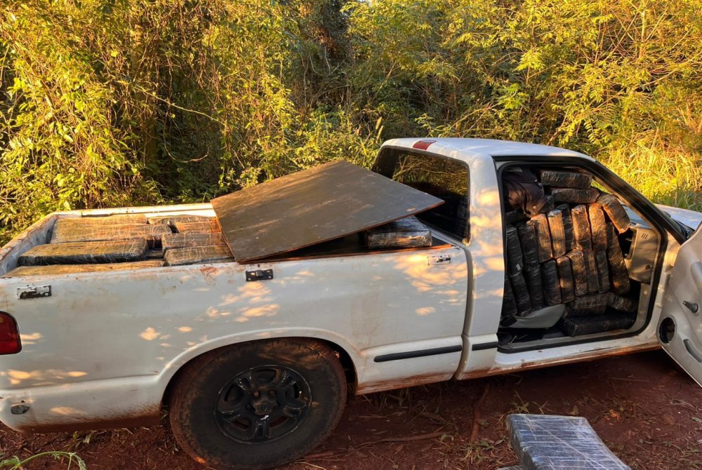 Traficantes fogem para mata e abandonam ve�culos com 1,1 tonelada de maconha