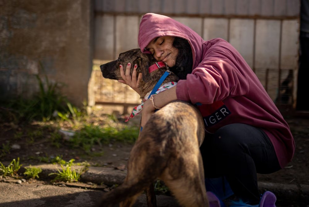 Fam�lia reencontra cachorro desaparecido nas enchentes de 2024 no Rio Grande do Sul