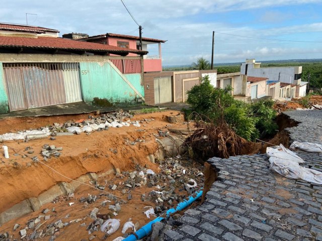 Cratera rasga rua em Felipe Camaro e moradores so retirados de casa