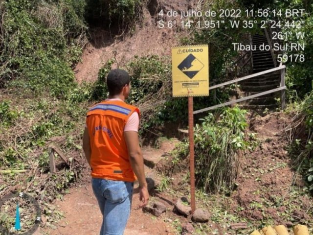 FOTOS: Tibau do Sul tem novos deslizamentos de terra em falsias