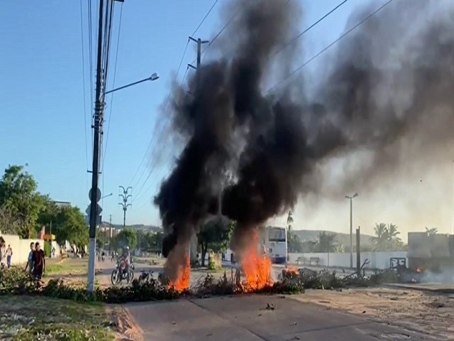 Moradores queimam pneus e fecham via em protesto contra retirada de linha de nibus em Natal