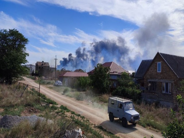 Imagem de satlite mostra destruio em base area russa na Crimeia