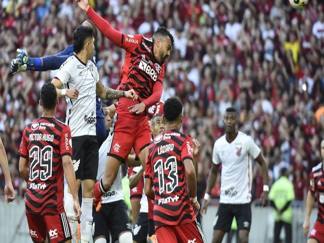 Flamengo faz cinco gols no segundo tempo e goleia o Athletico