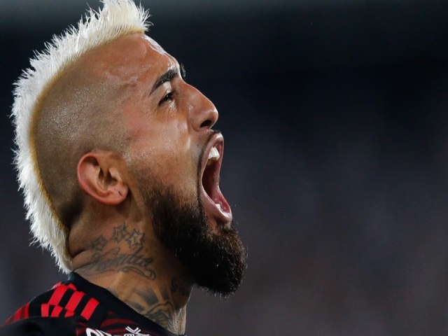 Vidal marca, Flamengo bate o Botafogo e volta  vice-liderana