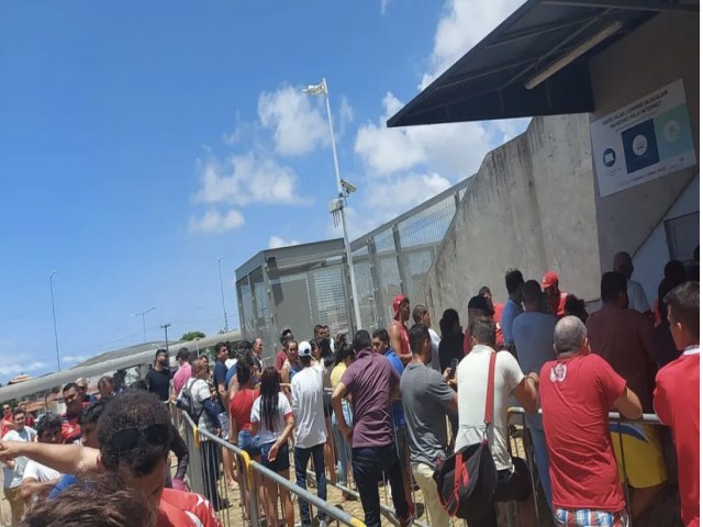Torcedores do Amrica-RN enfrentam longas filas para comprar ingressos para final da Srie D