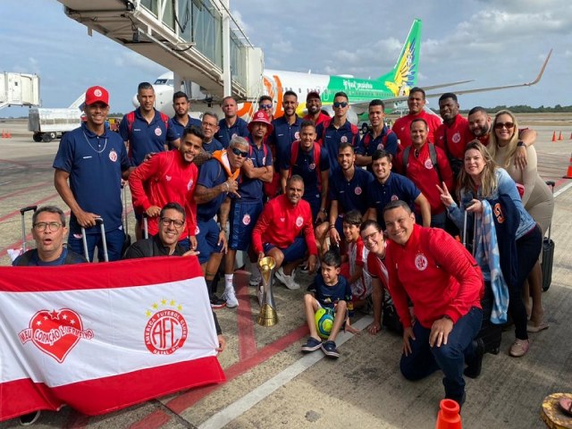 Delegao do Amrica chegou a Natal com recepo da torcida aps ttulo da Srie D