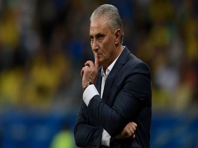 Tite v lbum da Copa com os netos e 'confirma' convocao da seleo