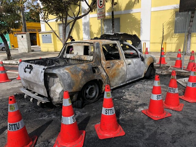 Viatura de fiscalizao da STTU  destruda por incndio em Natal