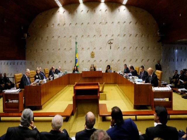 Aps convite de Bolsonaro, ministros do STF no iro ao Alvorada