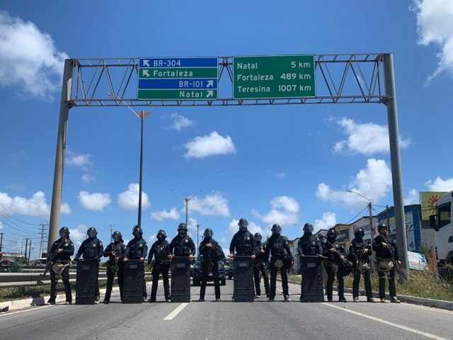 Com bombas de efeito moral, tropa de choque da PRF encerra bloqueio na BR-101 em Parnamirim