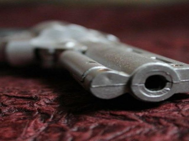 Homem com CAC erra ao manusear pistola e atira em criana de 9 anos