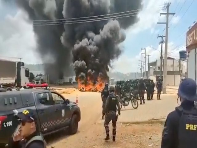 VDEO: Polcia usa bombas de gs contra caminhoneiros em Rondnia