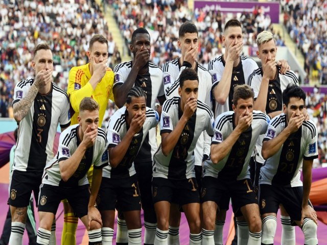 Jogadores alemes protestam durante foto oficial em sua estreia na Copa do Mundo