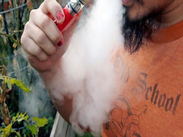 Vape de vitaminas tem proibio da Anvisa, mas  vendido livremente na internet; profissionais de sade alertam para os riscos