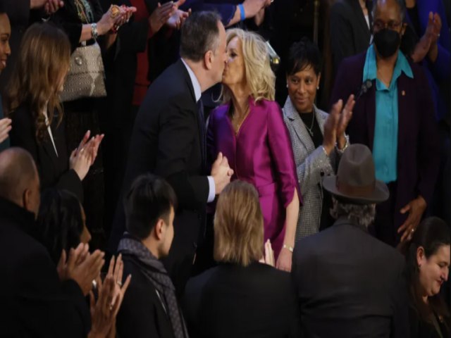 VDEO: Primeira-dama dos EUA e marido de Kamala se cumprimentam com beijo na boca em evento