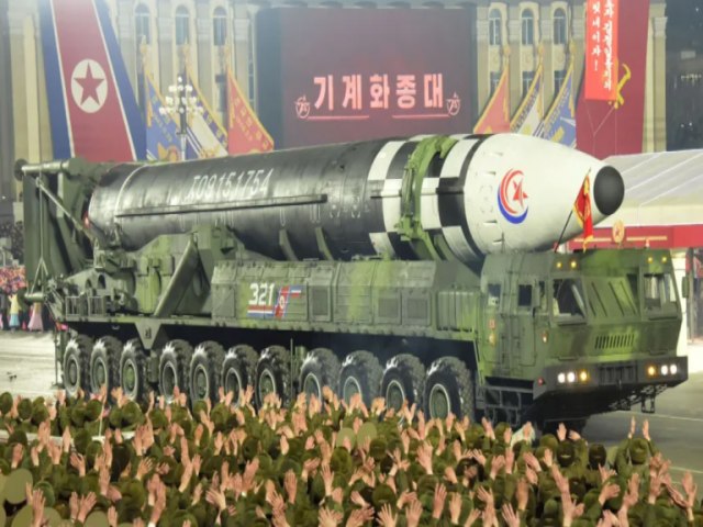 Coreia do Norte exibe maior nmero de msseis nucleares j visto em desfile