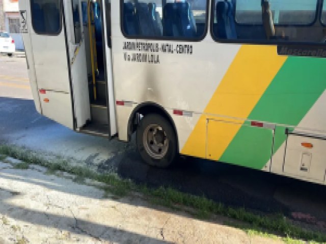 nibus de transporte alternativo tem princpio de incndio e interdita parte de avenida em Natal
