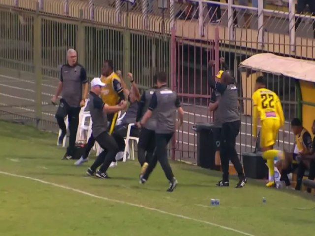 [VDEO] COPA DO BRASIL: Jogador  substitudo, sai reclamando, time faz gol e tcnico provoca com gestos obscenos