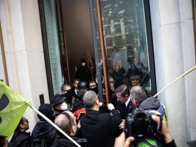 Manifestantes invadem empresas de luxo, como Louis Vuitton, em novos protestos em Paris